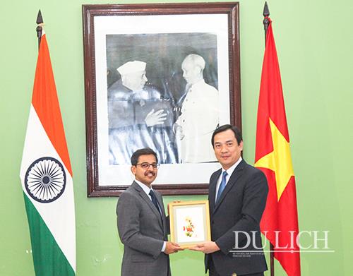 Tổng cục trưởng TCDL Nguyễn Trùng Khánh tặng quà lưu niệm của Du lịch Việt Nam cho Đại sứ Pranay Verma 